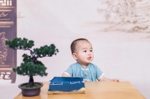 临夏宝宝吐黄水是怎么回事 临夏宝宝吐黄水是怎么回事